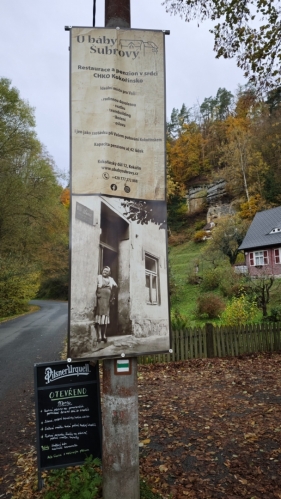 Cedule u restaurace vypráví příběh Báby Šubrový.