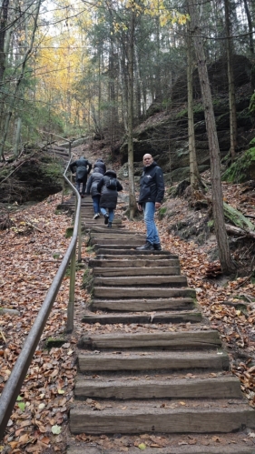 Schodiště k pokličkám bývá v létě plné. Nikdo si nechce nechat ujít pohled na zvláštní skalní útvary.