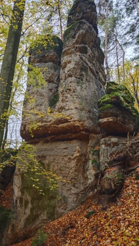 Skalní věž Snadná stojí nad Náckovo roklí.