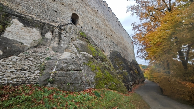 Hrad Kokořín je vystavěný na vysoké skále...