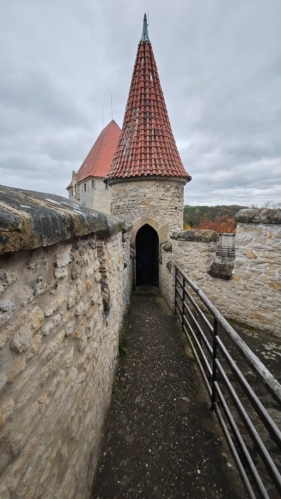 Dolů scházíme strážní věžičkou.