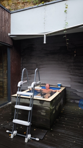 Stmívá se již před 17 hodinou a tak je večerní wellnes v hotelu Kokořín příjemně strávenou hodinovou mezi psem a vlkem. Do venkovního bazénku s ledovou vodou začíná znovu pršet.