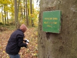 Je 31.10.2009 a my se můžeme zapsat jako první do nové vrcholové knihy. Zrovinka včera ji sem totiž někdo vsunul. Chvilka oddechu je i na zaslouženou svačinku a horkou bílou kávu. K chatě na Živci je ještě 4,5km, tam chceme poobědvat ještě před výstupem na rozhlednu.