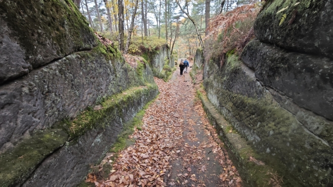 Podhradská cesta vede mezi skalami...