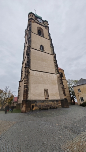 Ochoz věže kostela sv. Petra a Pavla se nachází ve výšce 37 metrů. Kromě města Mělník si návštěvníci mohou z vrcholu věže prohlédnout soutok řek Labe a Vltavy, či Labe a laterálního kanálu. Za dobré viditelnosti lze zahlédnout města Kralupy nad Vltavou a Kladno, nebo vrcholky Českého středohoří. (Mapy.cz)