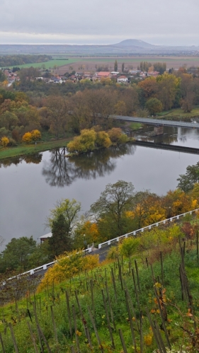 Hora Říp. Výrazný vrch 460 m n. m. nedaleko Roudnice nad Labem, je legendární místo spojené s příchodem praotce Čecha a počátky českého osídlení. Na vrcholu stojí románská rotunda sv. Jiří, původně z 12. století, která je oblíbeným poutním místem. Hora je chráněna jako národní kulturní památka a přírodní památka, nabízí krásné výhledy a je důležitým orientačním bodem v krajině. Podle tradice by ji měl každý Čech alespoň jednou navštívit. (Mapy.com)