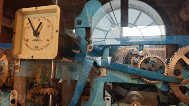 Věžní stroj a kontrolní hodiny Pragotronu ve věži Pražské brány.