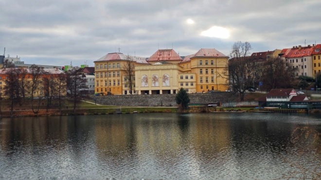 Jordán a budova gymnázia.