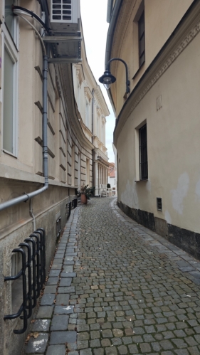 Uličky centra města jsou mnohdy velice úzké...