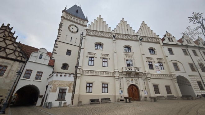 Táborská radnice patří mezi nejvýznamnější památky pozdní gotiky. S její výstavbou se začalo v 16. století a autorství celé budovy lze připsat Wendelu Roskopfovi, který stavbu radnice dokončil v roce 1521. Později došlo k několika úpravám, na kterých se podíleli mimo jiné A. Alfieri a Josef Niklas. Od roku 1960 slouží stará radnice jako muzeum. V jejích místnostech si můžete prohlédnout výtvarná díla se vztahem k Táboru a husitským tématům. V přízemí radnice se nachází vstup do podzemních chodeb. (Mapy.com)