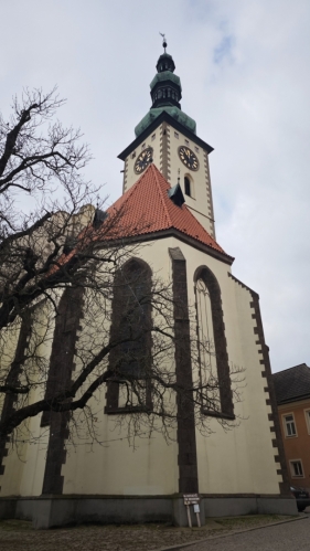 Do muzea se vracíme pře náměstí.