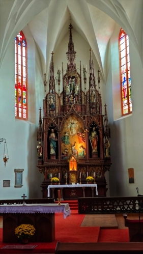 Nahlížíme do interiéru kostela Promění Páně...