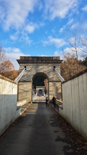 Empírový řetězový most...