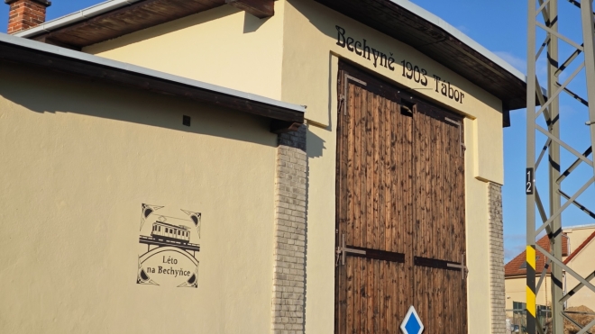 Bechyně, u budovy modelového kolejistě.