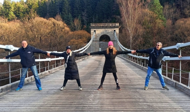 Řetězová reakce na řetězovém mostě.