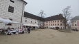 Budovy Třeboňského zámku tvoří západní čelo Masarykova náměstí, na které zámecký areál plynule navazuje. Díky své poloze, v těsném sousedství komplexu měšťanských domů Zlatá hvězda, tvoří tento honosný renesanční zámek neodmyslitelnou součást města. (Mapy.com)
