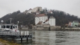 Niederhaus je středověký hrad v Passau, impozantně situovaný na skalním výběžku v soutoku řek Ilz a Dunaj. Poprvé zmíněn roku 737, sloužil v průběhu historie jako biskupské sídlo, věznice a pevnost. Zvláště pozoruhodný je Ilzdurchbruch, proražený v roce 1762, jeden z nejstarších tunelů v Evropě. Přestože měl hrad vojenský význam v 19. století a prošel úpravami, Niederhaus je dnes v soukromém vlastnictví a bohužel není veřejně přístupný. (Mapy.com)