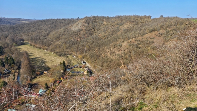 Nad ůdolím Rokytné.