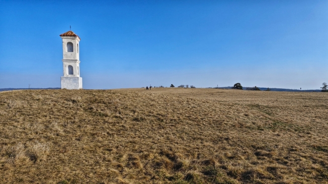 Boží muka nad Mohelno obklopuje syslí louka, jež je domovem chráněného sysla obecného. Její součástí je také mohylové pohřebiště z doby Halštatské.