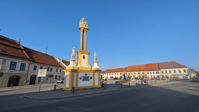 Náměstí Míru se sloupem nejsvětější Trojice.