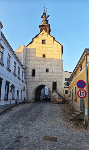 Jedna ze dvou dochovaných městských bran, také nazývána Dolní nebo Bolíkovská. Věž zdobí sgrafitová fasáda. Ta je přístupná pro návštěvníky a lze vystoupat po schodech až nahoru ke krovu. Je zde také umístěna výstava historických fotografií Slavonic. (Mapy.com)