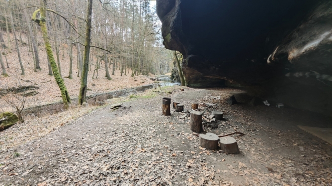 Bivak pod převisem je nedaleko soutoku Židovy strouhy a Lužnice.