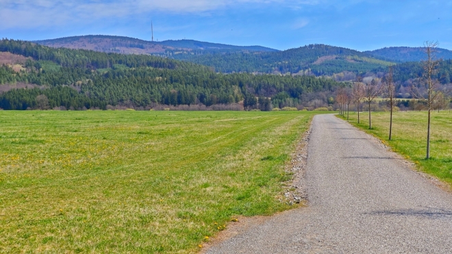 Cyklostezka k Červenému Dvoru, v pozadí Kleť.