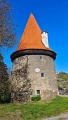 Český Krumlov se pyšní částečně dochovaným středověkým opevněním ze 14. století, které obklopovalo historické město. Původně se skládal z hradeb, bran a bašt, z nichž některé se částečně dochovaly nebo jsou zakomponovány do současné zástavby. Dnes lze obdivovat například Novoměstskou baštu a Budějovickou bránu, poslední dochovanou část levobřežního opevnění. Dříve město chránilo devět bran, z nichž většina byla v 19. století zbourána kvůli rozvoji dopravy. O opevnění se dochovaly historické plány a zprávy v místním archivu. (Mapy.com)