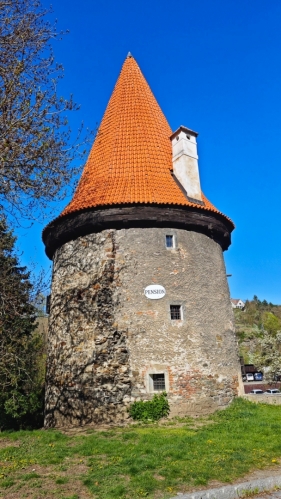Český Krumlov se pyšní částečně dochovaným středověkým opevněním ze 14. století, které obklopovalo historické město. Původně se skládal z hradeb, bran a bašt, z nichž některé se částečně dochovaly nebo jsou zakomponovány do současné zástavby. Dnes lze obdivovat například Novoměstskou baštu a Budějovickou bránu, poslední dochovanou část levobřežního opevnění. Dříve město chránilo devět bran, z nichž většina byla v 19. století zbourána kvůli rozvoji dopravy. O opevnění se dochovaly historické plány a zprávy v místním archivu. (Mapy.com)